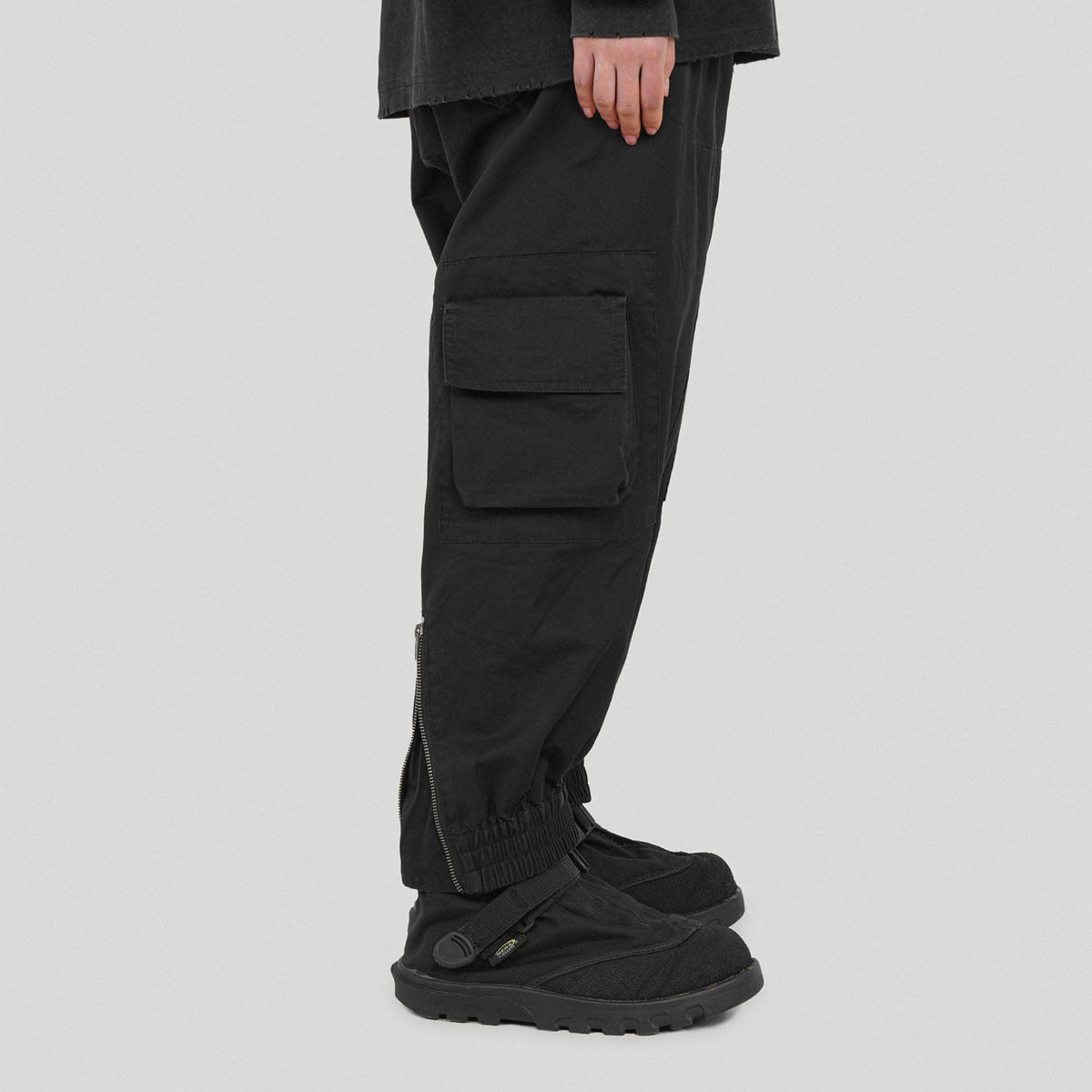 UNDERWATER Back-zipped Spliced Jogger Black | PROJECTISR US