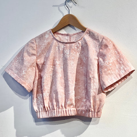Short sleeved top in soft pink double gauze fabric with elasticated waist