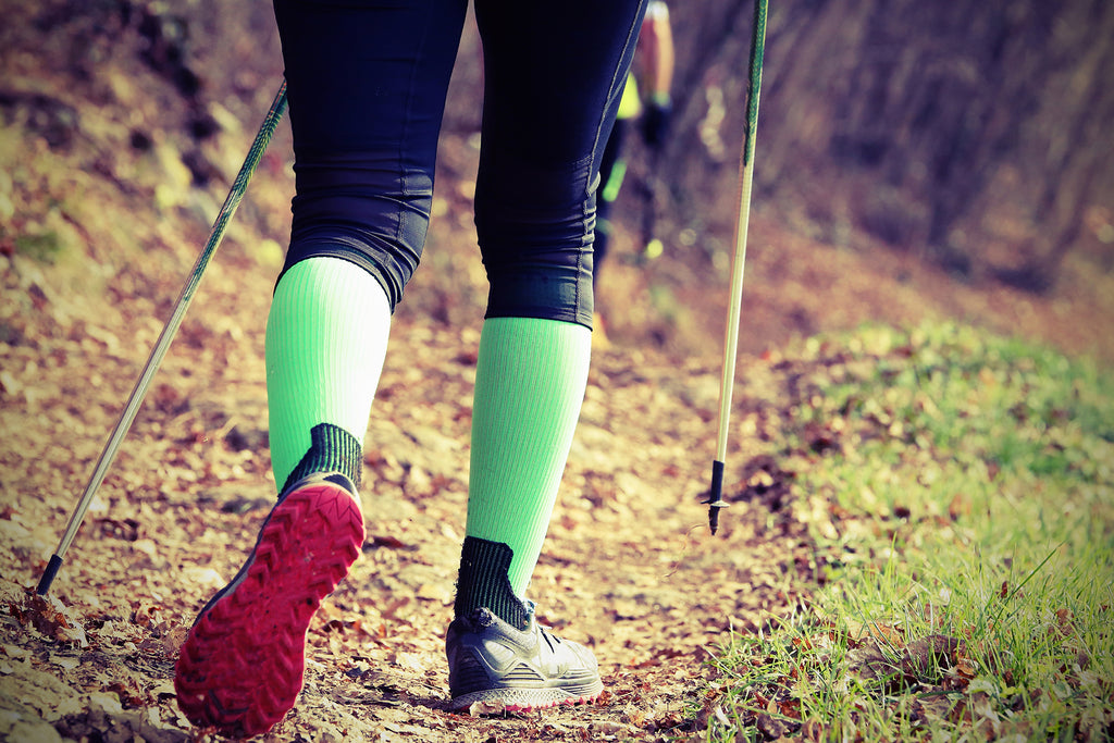 Bas De Compression Sport Portés Par Une Personne En Randonnée