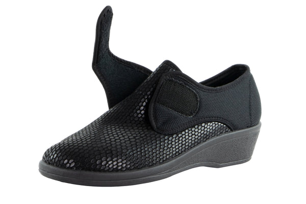 Chaussure Orthopédique Extensible Noire Pour Femme - Vue Avec La Fermeture En Velcro Ouverte Vers Le Haut