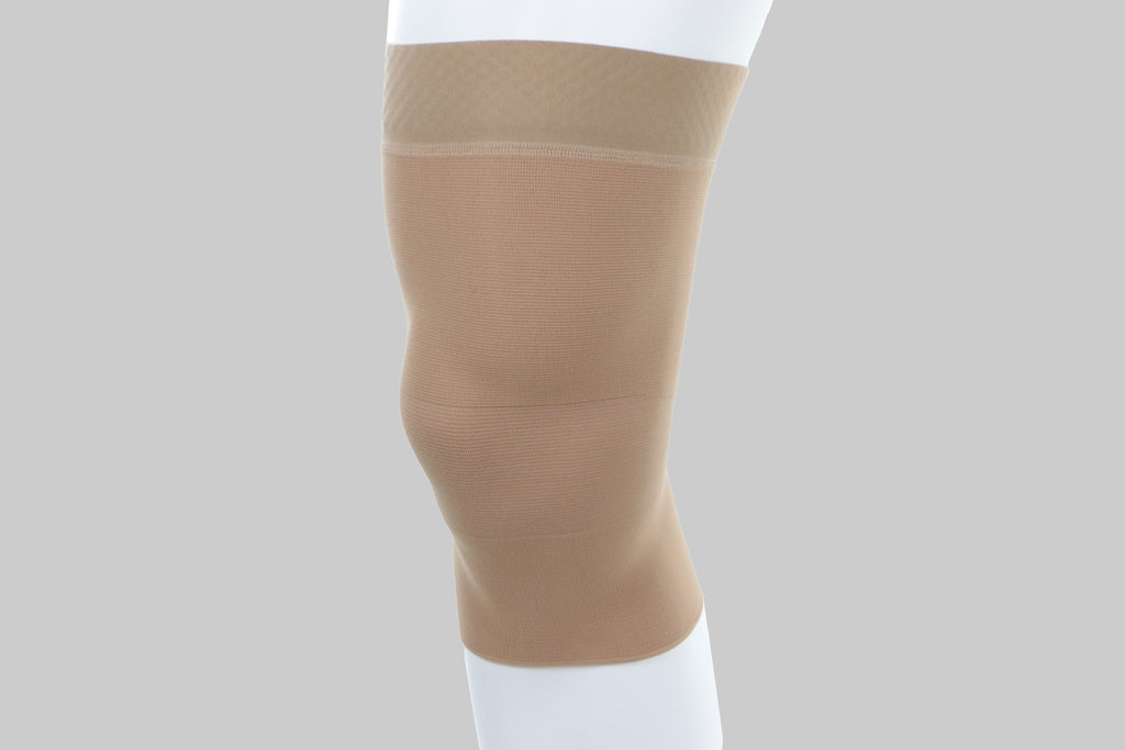 Genouillère de contention avec bande en silicone antiglisse - Tissu Tricoté Beige - Présentée Sur La Jambe D'un Mannequin