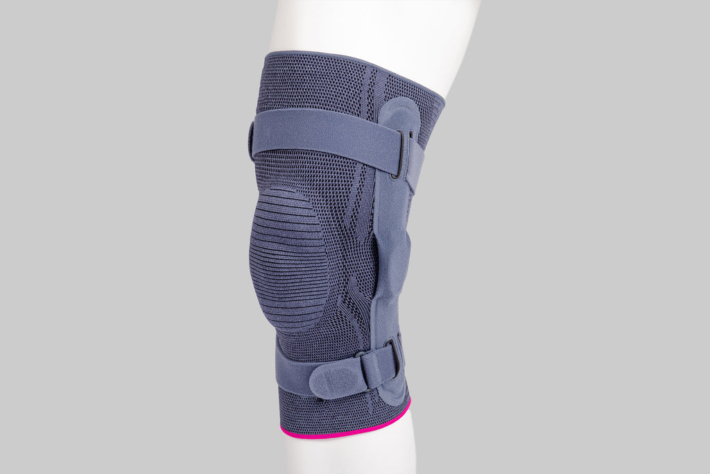 Orthèse genoux articulée fluide avec tissu de compression - Couleur Grise - Vue Frontale Où On Voit La Tige Latérale Et Les Sangles Transversales De Proche
