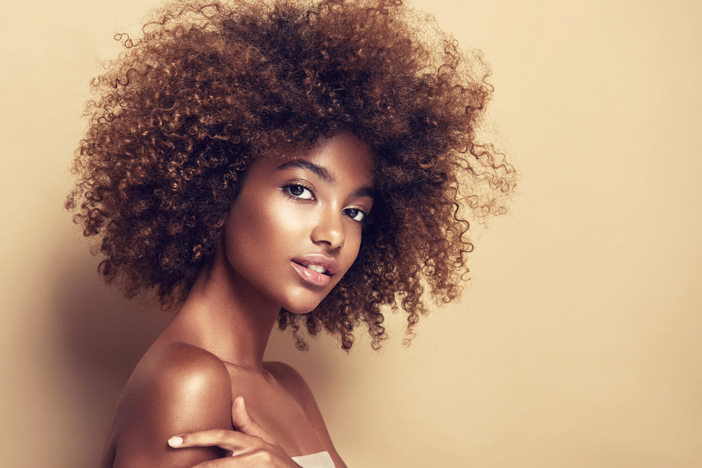 Femme Noire Avec Une Perruque Pour Femme Style Afro = Bouclée - Arrière Plan Couleur Jaune Beige