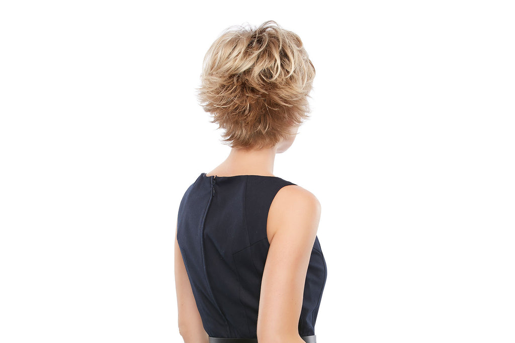 Perruque Pour Femme Cheveux Courts Style Pixie BLonde - Cheveux Dégradés - Vue De Derrière Sur Une Femme