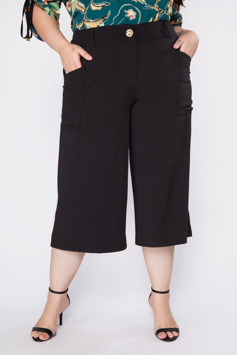 calça pantacourt plus size preta