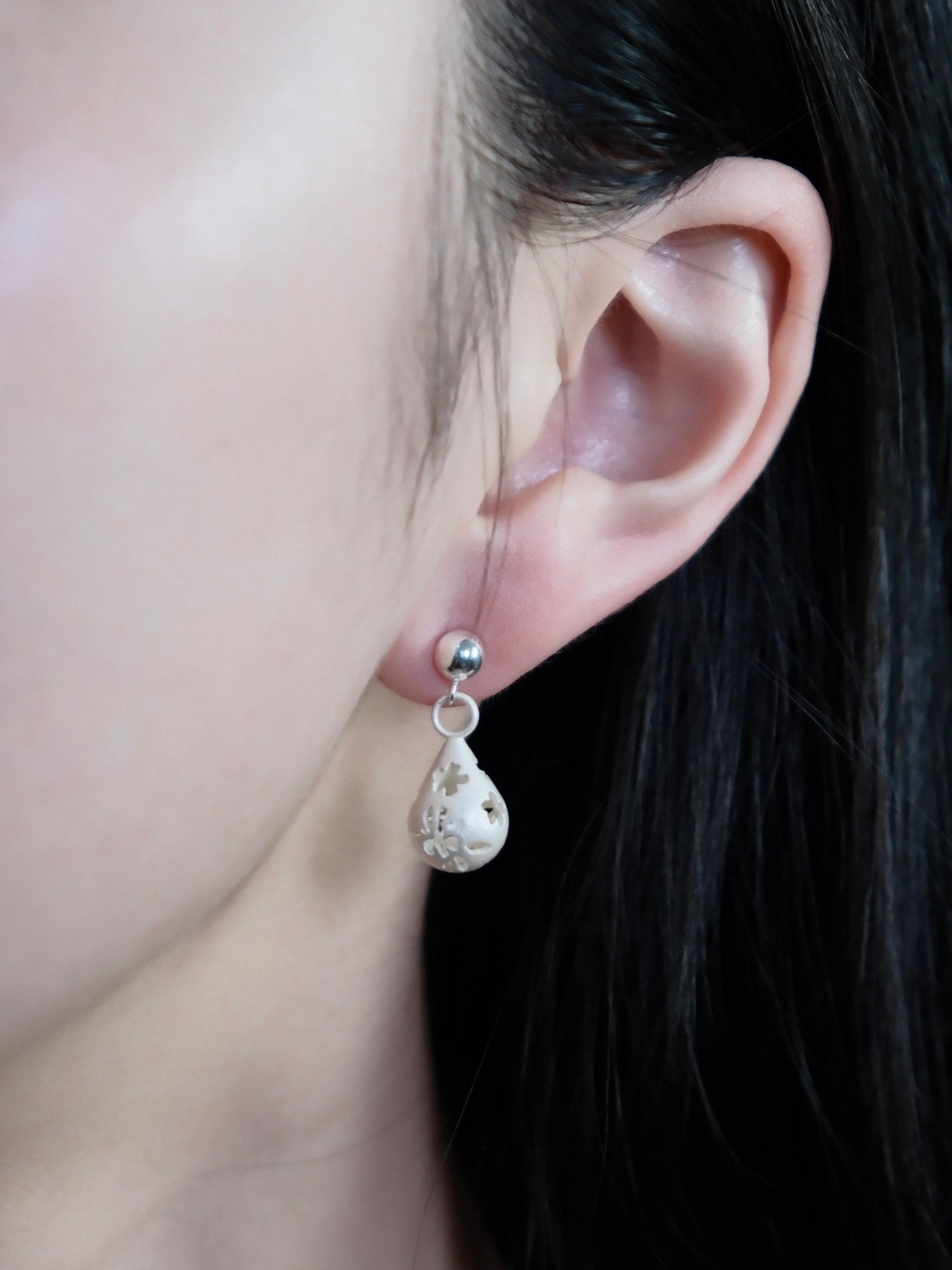 Burnt White Sculpted Flower Pattern Raindrop Earrings