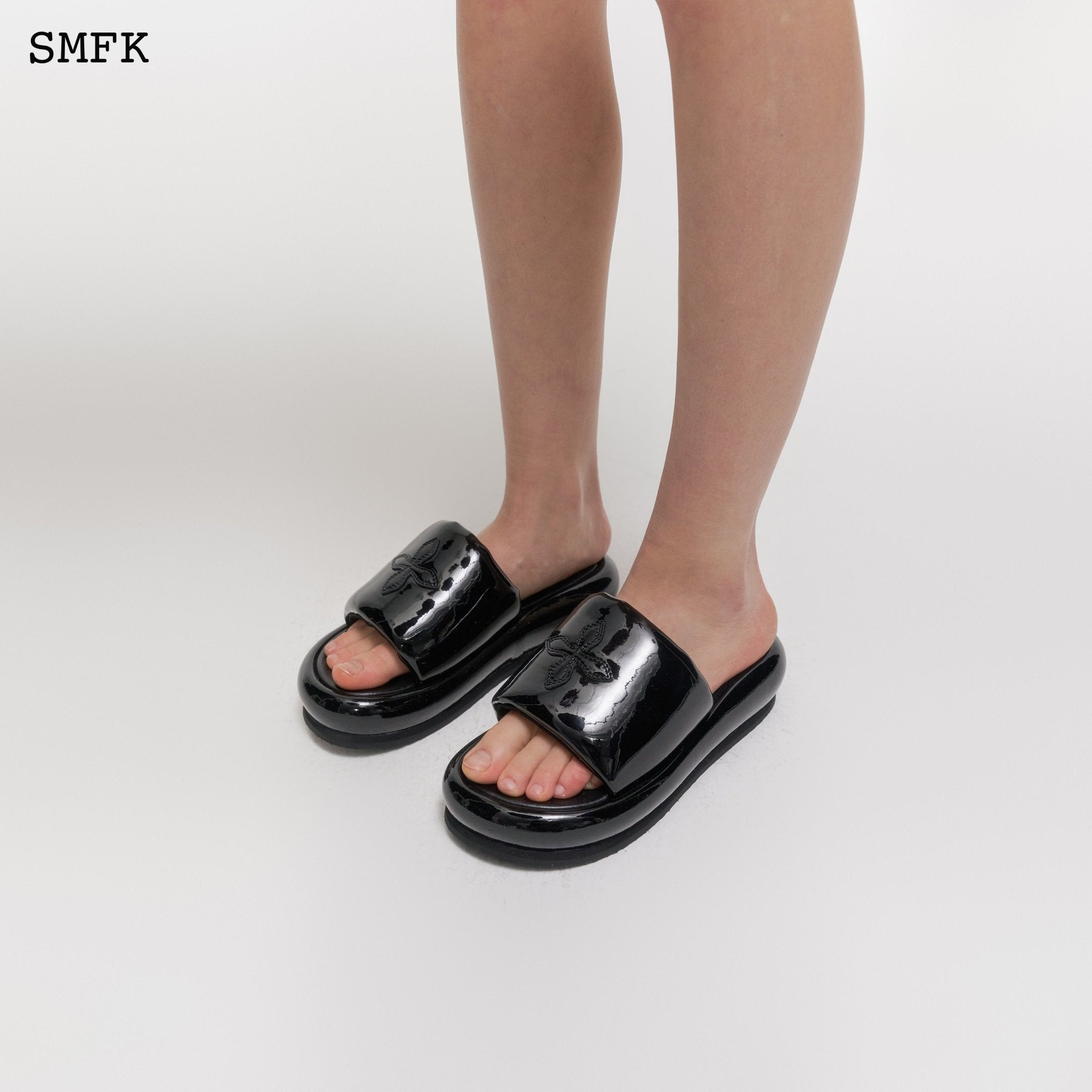 Compass Black Balloon Slippers