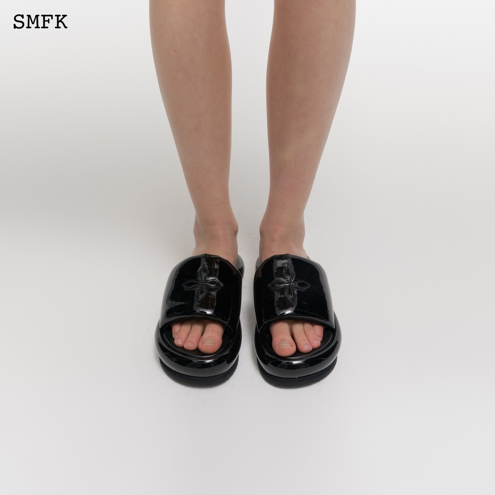 Compass Black Balloon Slippers