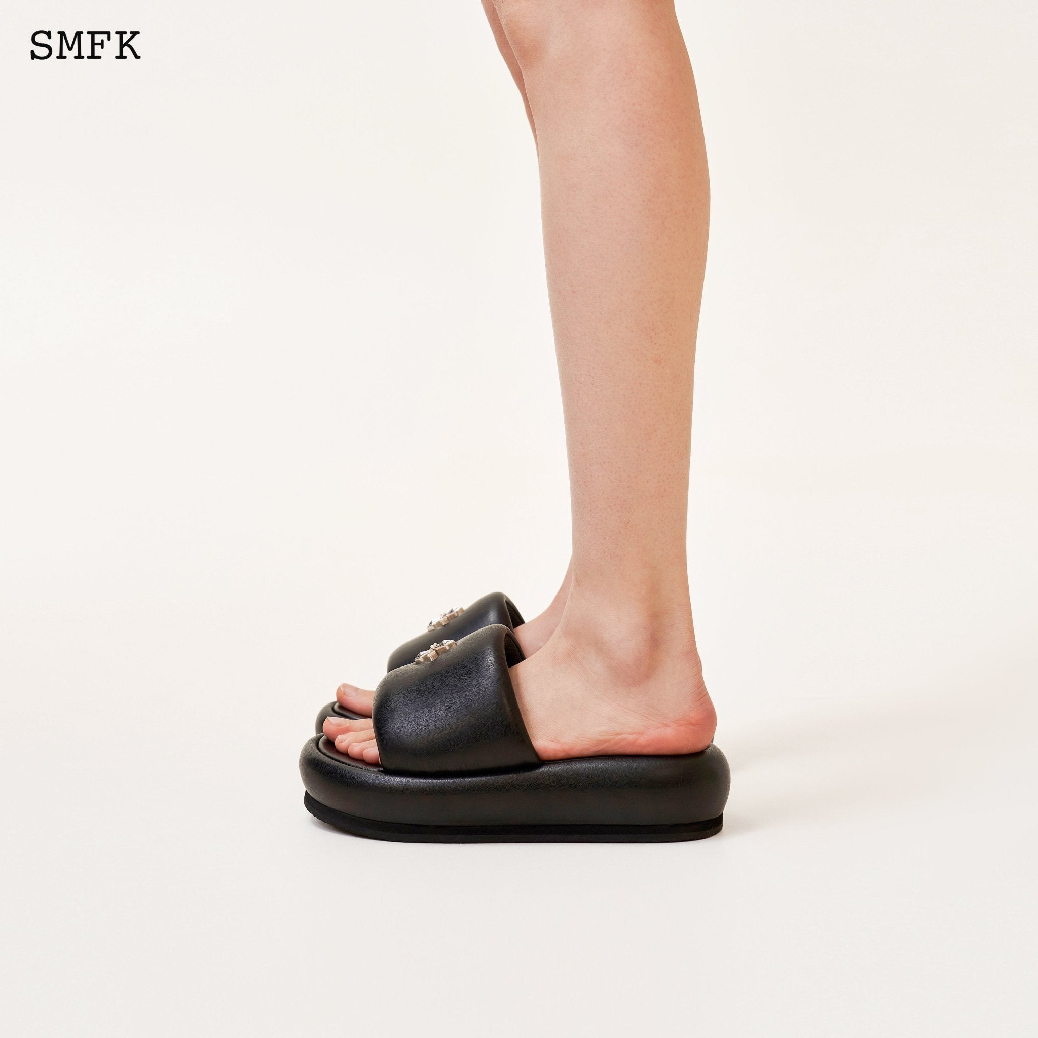 Compass Cross Classic Black Slipper