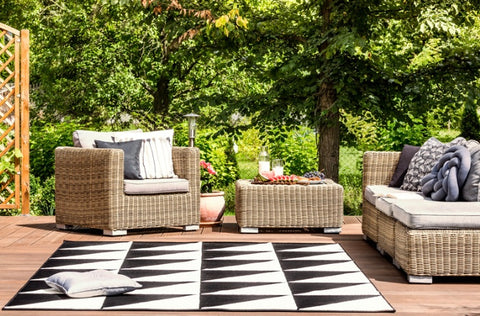 Garden rattan furniture set, with black and white garden rug