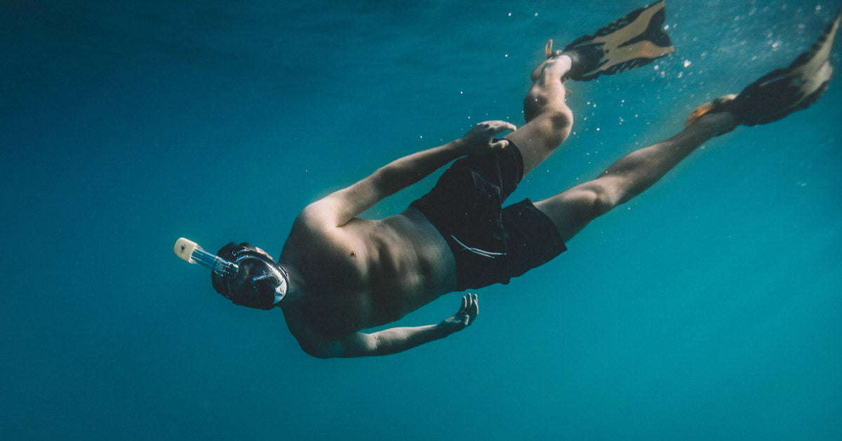 Guy underwater with a Body Glove aire free breath mask snorkel fins