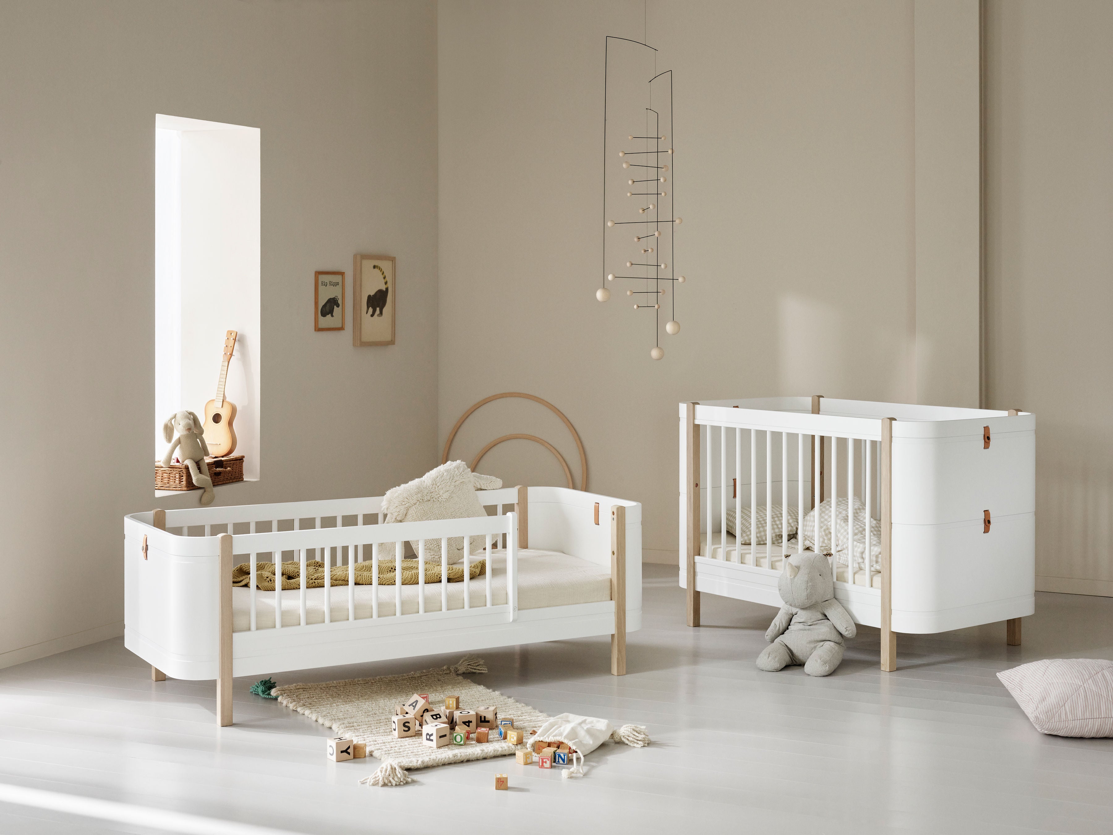 with features such as a raised and lowered bottom and removable bars. The bed is designed to grow with the child, can quickly be changed from crib to junior bed – with or without a bed guard. From classic cot bed to junior bed, Mini+ basic can be set in five different bed versions at no extra cost – a bed with a long lifespan.  The Mini+ beds are smaller in both width and length than, for example, the beds from the Original series and are ideal in a small children's room.