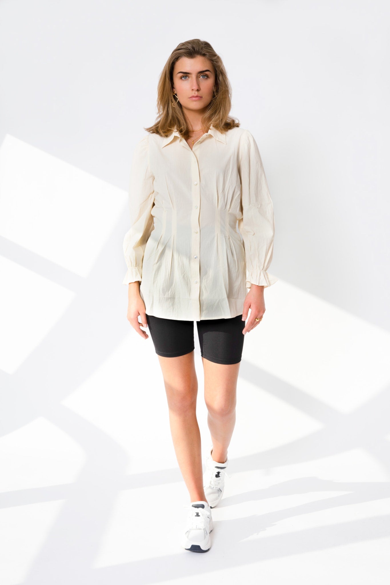 Se Amanda Gulager x Sistie Beige skjorte med bindebånd - M hos urbancph.com