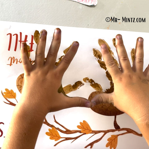 Are you looking for a fun Thanksgiving art project to work on with the kids this year? Acorns are always fun to play with in the fall so why not make some handprint acorns?! It’s a really easy craft that can be made at any age.
