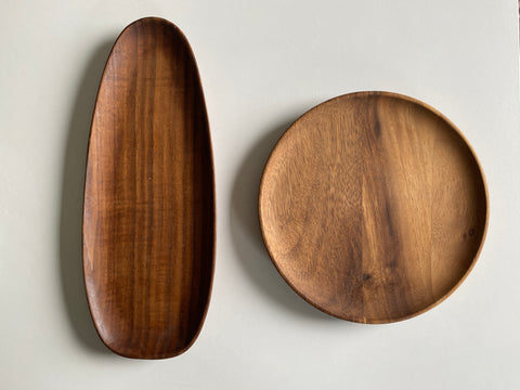 Acacia vs walnut wood plates side by side comparison