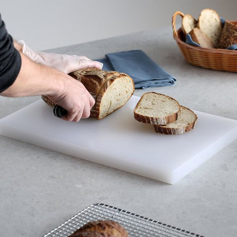 Do plastic cutting boards blunten kitchen knives?