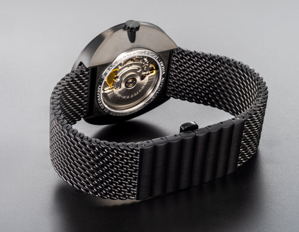 The BOTTA stainless steel link strap has a first-class butterfly...