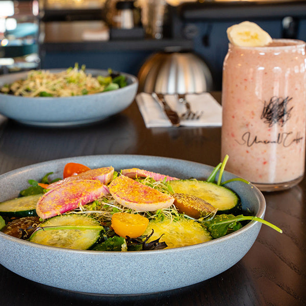 Unravel Coffee salad and smoothie.