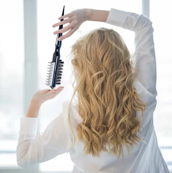 streaking hair with comb