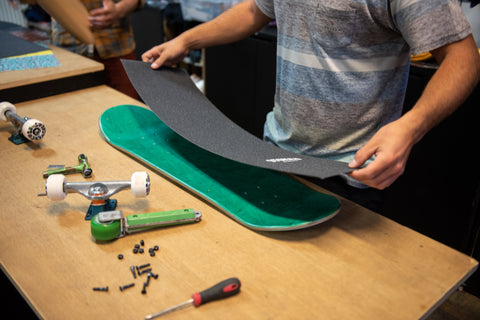 Hoe moet je een skateboard grippen griptape skateboard buyers guide Stoked Boardshop