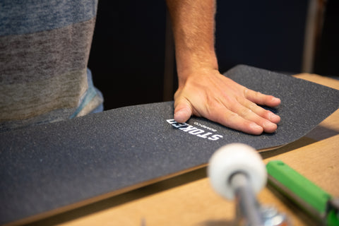 So greifen Sie ein Skateboard. Griptape. Kaufratgeber für Skateboards. Stoked Boardshop