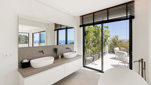 Spacious bathroom design in Marbella Perla del Mar