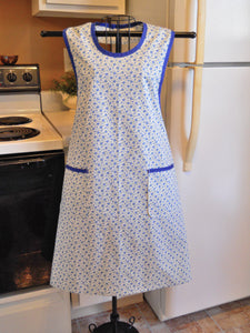 Old Fashioned Grandma Style Full Apron in Blue Floral in Size Large