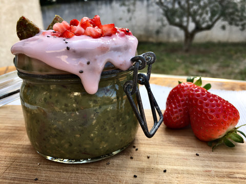 Healthy and vegan breakfast - Matcha-Strawberry Porridge - Step 4