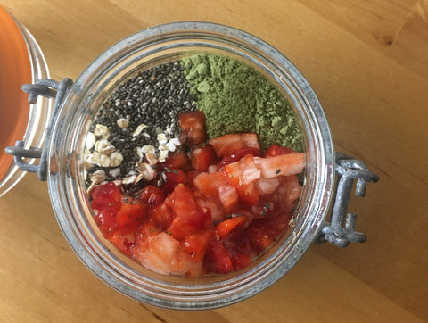 Healthy and vegan breakfast - Matcha-Strawberry Porridge - Step 2