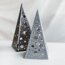 Įkelti vaizdą į galerijos rodinį, rankų darbo žvakidė piramidė pilka balta juoda skandinaviško stiliaus namų dekoro elemantas puiki dovanos idėja gimtadieniui, kalėdoms arba vestuvėms
