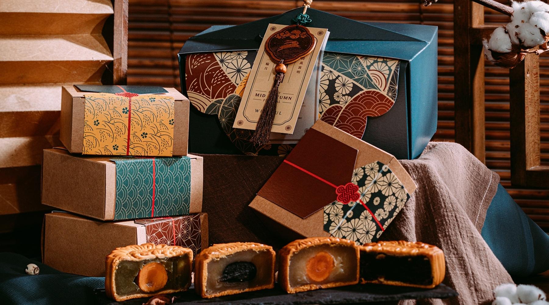 LV's Mid-Autumn Festival gift box this year is similar to last year's  series, both are text and ink series.