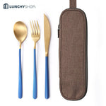 couverts fourchette couteau et cuillère en inox couleur or et manche bleu avec pochette fermeture zip, logo lunchyshop