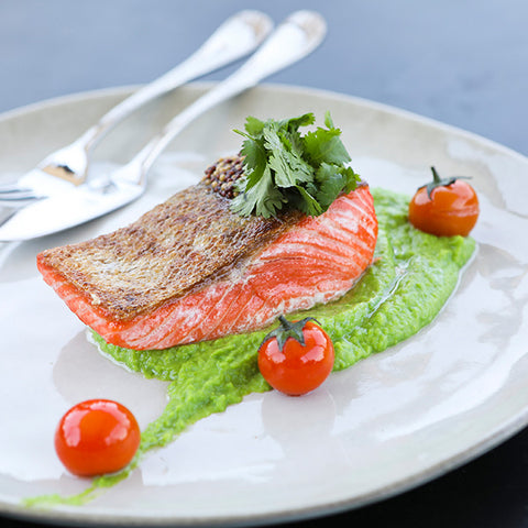 SALMÓN Y PURÉ DE ARVEJAS MENTA