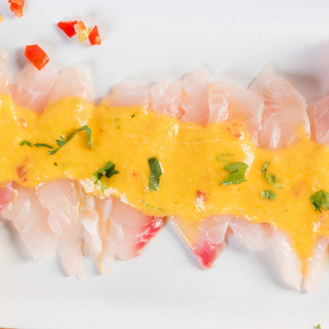 TIRADITO DE PESCADO SOBRE AJÍ AMARILLO, SALSA CRIOLLA Y MAYONESA DE CORAL