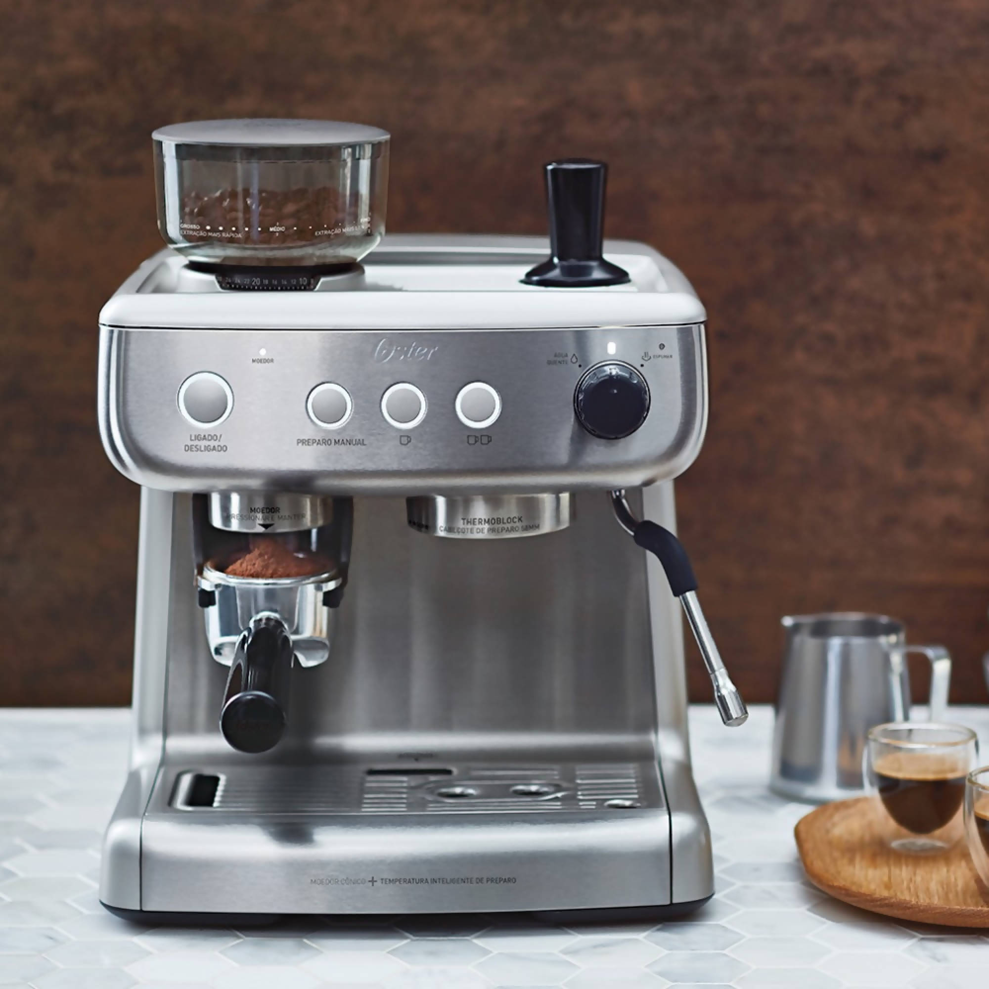 https://cdn.shopify.com/s/files/1/0104/4391/5319/products/cafetera-espresso-perfect-brew-molino-integrado-bvstem7300-oster-2.jpg?v=1702084288