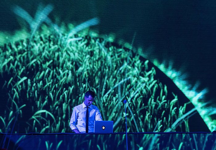 stefan obermaier on sstage with a custom tabtag glowing on his macbook 