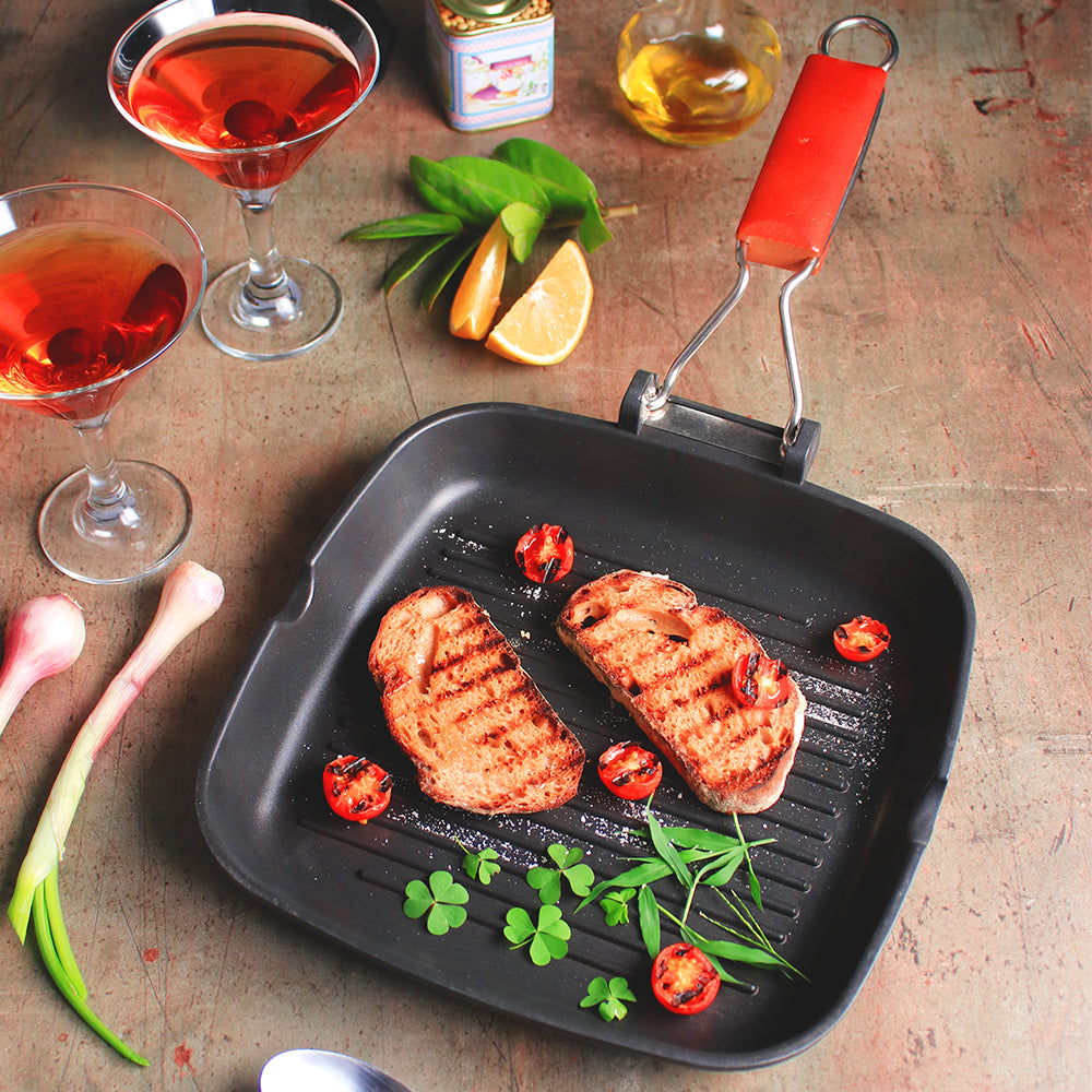 Caesar Nonstick Folding  Grill Pan | Ideal for Barbeque, Tandoori & Sandwiches | Smart Folding Handle | Space Saver | Gas & Induction Friendly | PFOA Free | 2.3L | 5 Year Warranty | Black