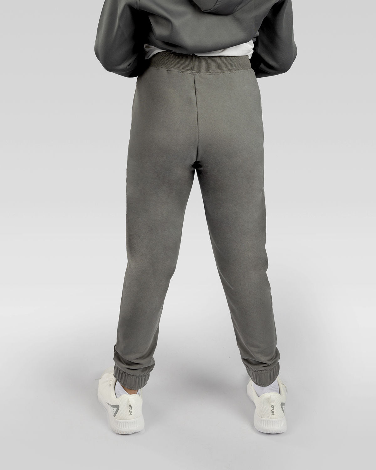 Photo by 𝗔𝗧𝗨𝗠 SPORTSWEAR ® on December 20, 2022. May be an image of 1 girl wears gray sweatpants.