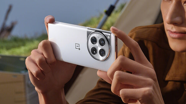 OnePlus 12, nouvel appareil blanc utilisé pour prendre une photo