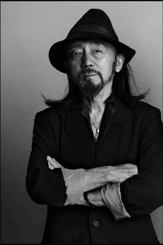 Le créateur de mode Yohji Yamamoto portant son chapeau et sa chemise noire (image en noir et blanc)