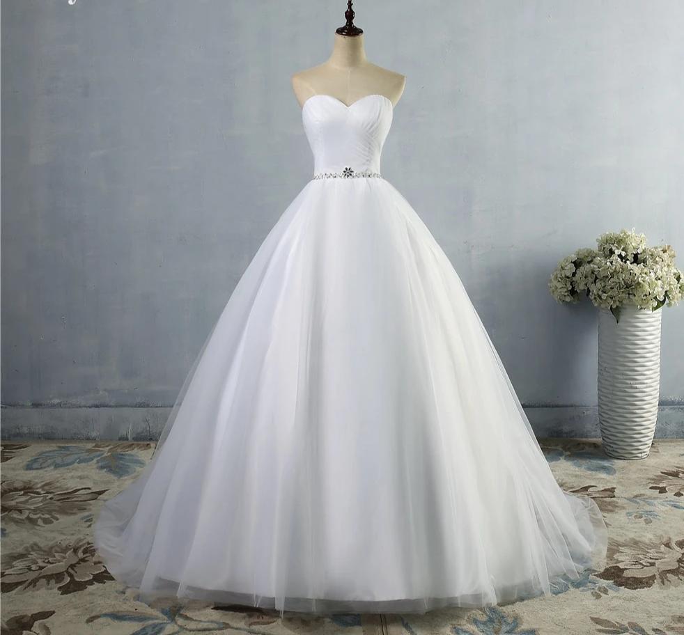 Strapless tulle wedding dress