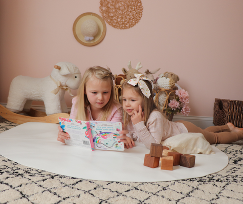 Girl reading story on Famokids Eazy Mat