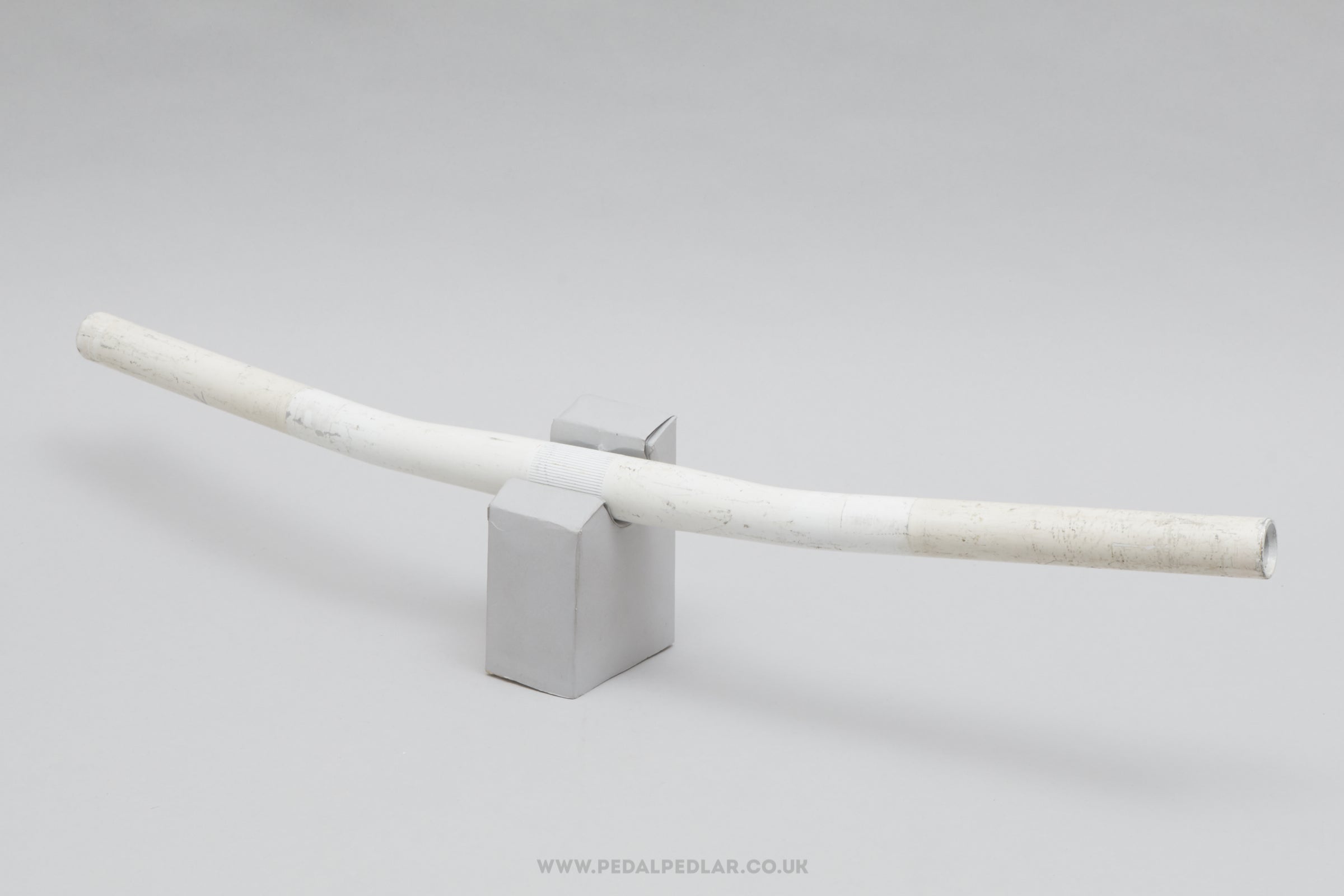 Unbranded White Steel Classic 560 mm Flat/Straight Handlebars - Pedal Pedlar - Bike Parts For Sale