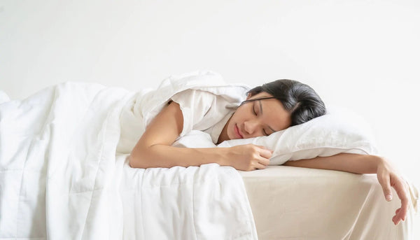 Girl sleeping on bed with TENCEL Lyocell duvet