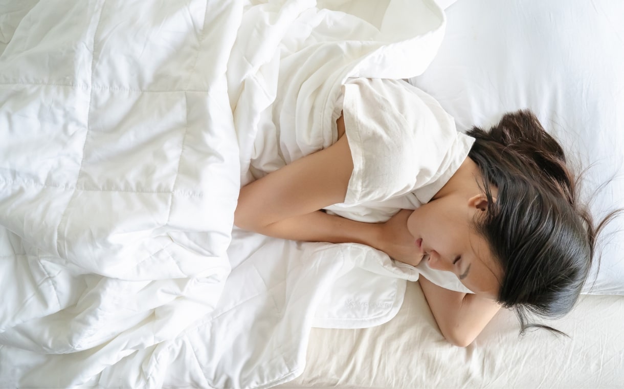 girl sleeping under weavve's tencel duvet