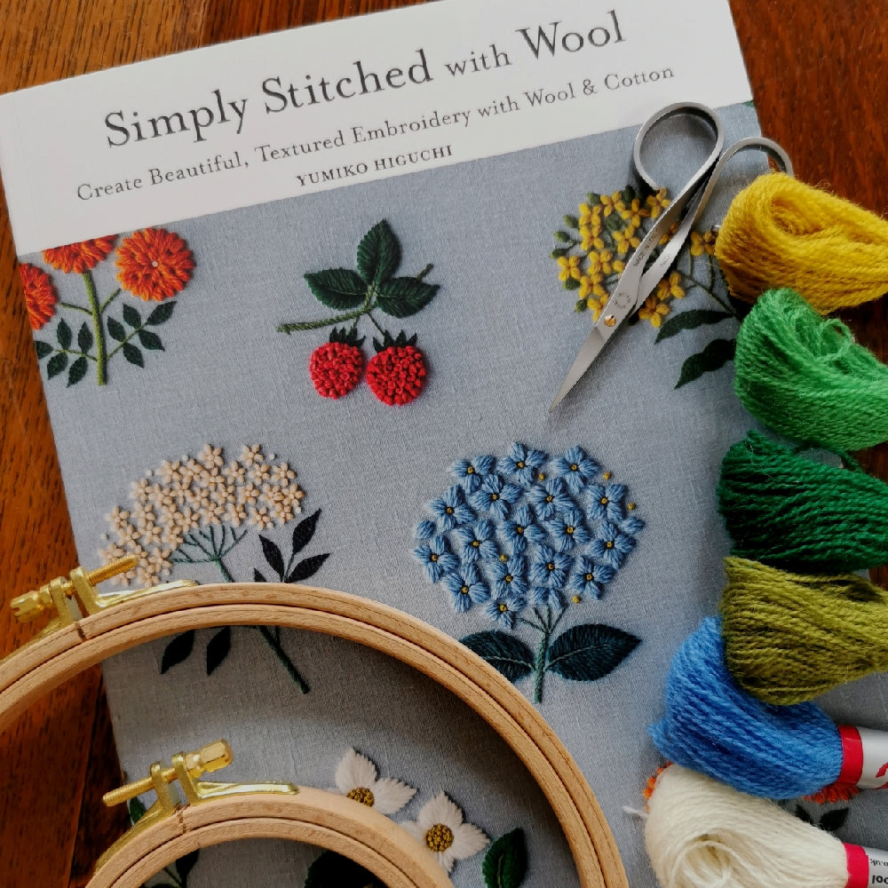 A Year of Embroidery: A Month-to-Month Collection of Motifs for Seasonal  Stitching (Make Good: Japanese Craft Style): Higuchi, Yumiko:  9781611804720: : Books