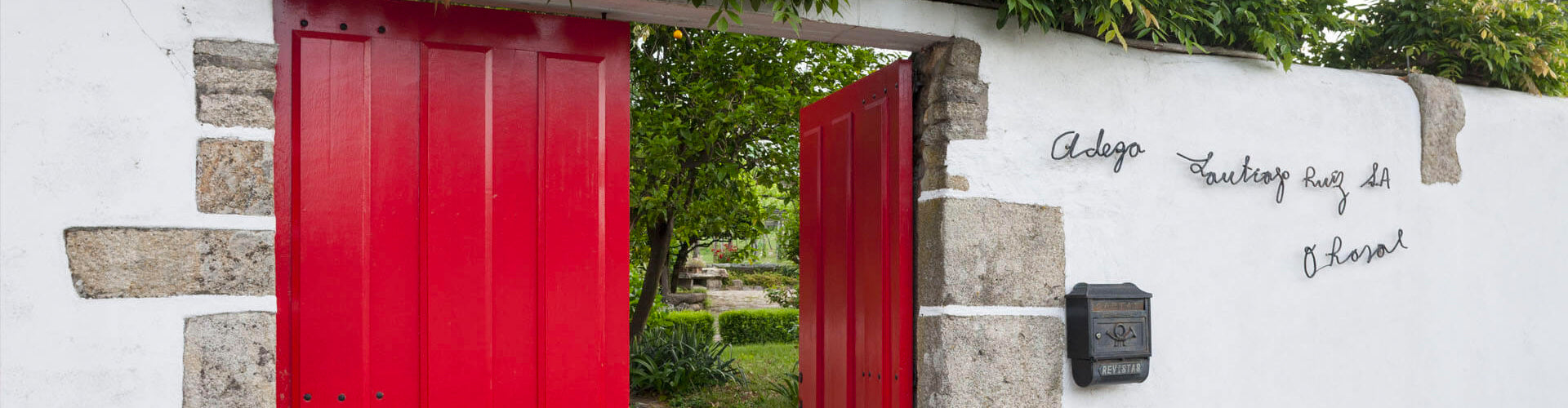 Open doorway in wall through to the Santiago Ruiz winery and gardens
