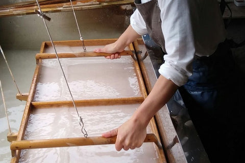 文字盤は下地に金沢市二俣町で1300年前から作られている手漉きの「二俣和紙」を使用しています。