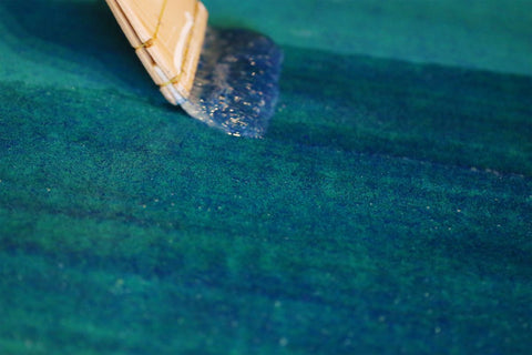 「二俣和紙」に塗るのは「岩絵具」。天然石を砕いて作った「岩絵具」を幾重にも塗り重ねています。