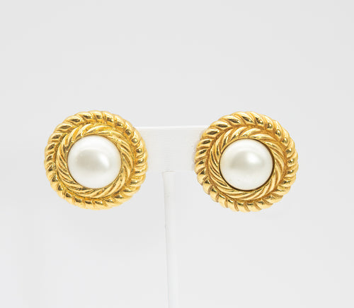 Vintage 1990 Chanel Button Shaped Earrings - JD10665 – Connie DeNave's  Jeweldiva